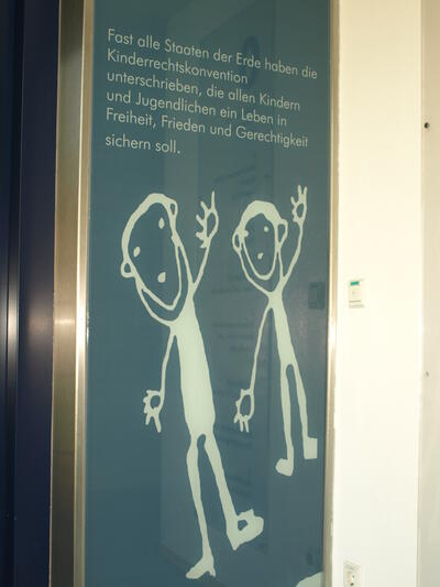 Mehrsprachige Erklärung der Rechte des Kindes auf den Wänden der Ulmer Klinik.